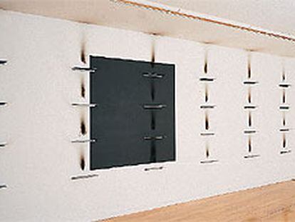 La instalación <i>Sin título</i> (1984), de Jannis Kounellis, en la colectiva <i>Huellas de luz</i> (colección CGAC).