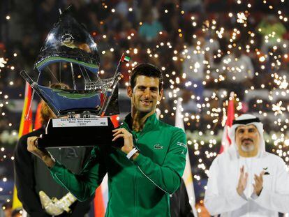 Djokovic posa con el trofeo de campeón en Dubái.