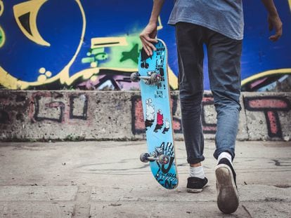 Un adolescente en una pista de skate.