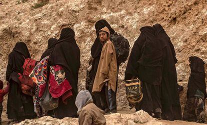 Mujeres y niños huyen de Baguz, el pasado 14 de marzo.
