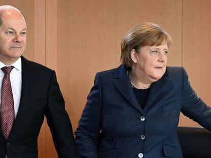 La canciller alemana, Angela Merkel, junto al ministro de Finanzas, Olaf Scholz.
