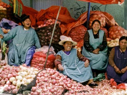 Vendedoras en un mercado de La Paz, en un fotograma de la película 'El gran movimiento'.
