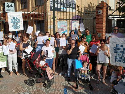 Padres y profesores del colegio Camacho Melendo de Priego de Córdoba, durante la concentración contra la supresión de una línea de infantil, el 8 de junio.