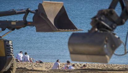Reconstruccion de las playas de litoral barcelonés tras el paso del a borrasca Gloria.