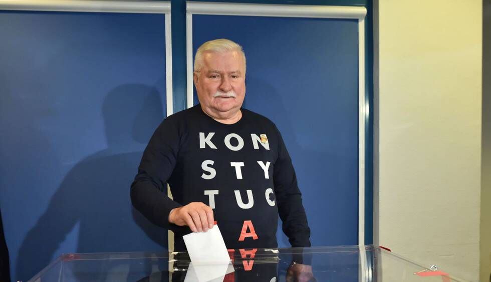 El antiguo presidente de la República, Lech Walesa, votó el domingo en Gdansk.