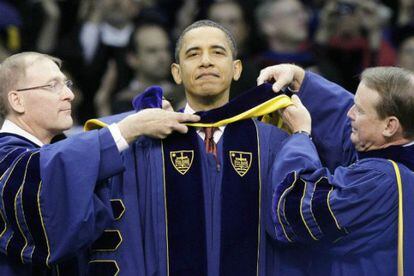 El presidente Barack Obama fue nombrado en 2009 doctor Honoris Causa por la Universidad de Notre Dame, una de las instituciones que participa en la demanda.
