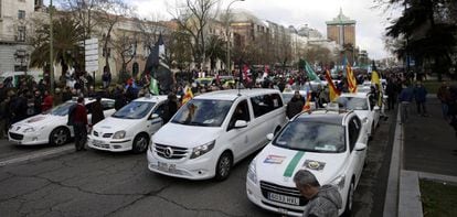 Manifestaci&oacute;n de taxistas contra Uber el pasado mes de febrero en Madrid.