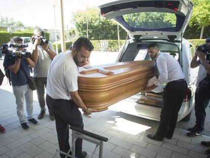 Operarios de la funeraria trasladan el ataúd de Blesa tras la autopsia.