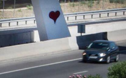 Uno de los corazones supuestamente pintado por la detenida en un puente de la M-30.