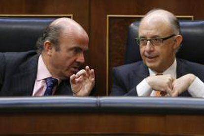 El ministro de Econom&iacute;a, Luis de Guindos (i), y el de Hacienda, Crist&oacute;bal Montoroel 12 de abril de 2012.