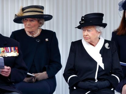 La reina Isabel II junto a lady Diana Farnham, sentada tras ella, en un acto celebrado en Londres en abril de 2015.