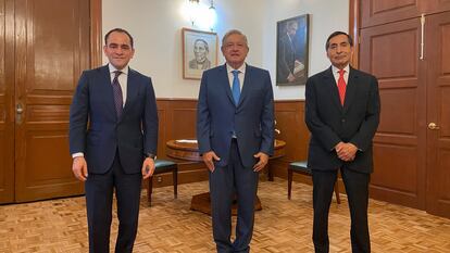 El presidente, Andrés Manuel López Obrador, acompañado por el ministro de Hacienda, Arturo Herrera, y el economista Rogelio Ramírez de la O.