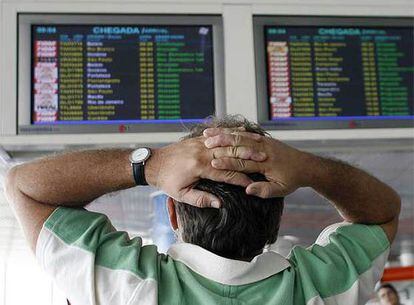 Un pasajero observa la lista de vuelos en el aeropuerto internacional de Brasilia.