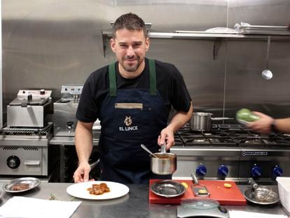 Javi Estévez, el cocinero que ostenta una estrella Michelin por La Tasquería, en la cocina de su nuevo restaurante, El Lince