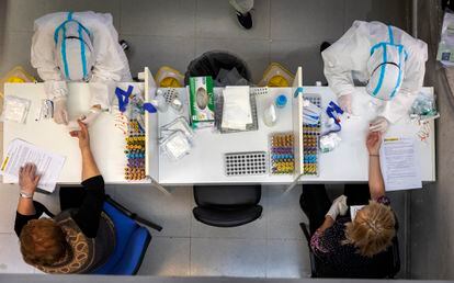 Sanitarios valencianos realizando las pruebas de coronavirus.