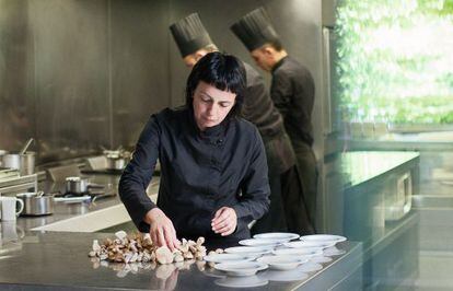 Fina Puigdevall, en la cocina de su restaurante Les Cols seleccionando 'boletus' de la zona.