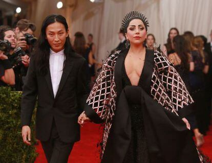 Alexander Wang y Lady Gaga, en la alfombra roja de la última gala del Met en Nueva York.