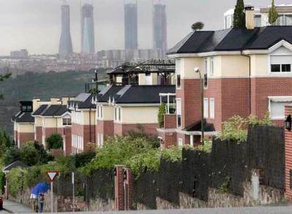 Construcción de viviendas en Valdemarín (Madrid), con las torres de la antigua ciudad deportiva del Real Madrid al fondo.