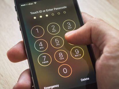 Usar códigos de acceso de 6 dígitos es una de las medidas que Apple recomienda a sus usuarios para evitar el desbloqueo indeseado de los iPhones