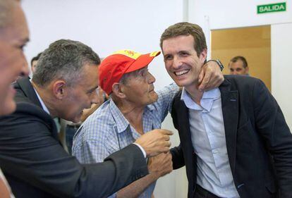 El candidato a la presidencia del PP, Pablo Casado (d), saluda a simpatizantes durante una reunión con militantes en Logroño.