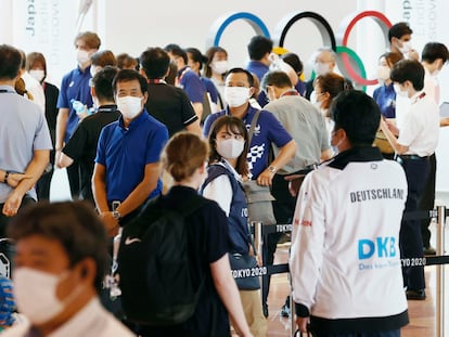 Funcionarios del comité organizador de Tokio 2020 reciben a atletas extranjeros en el aeropuerto de Haneda, en la capital japonesa, este jueves