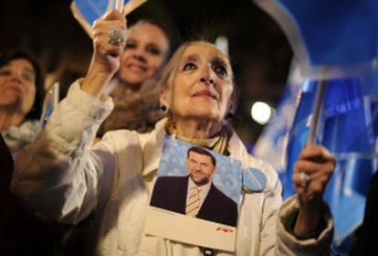 Una mujer celebra la victoria del PP.