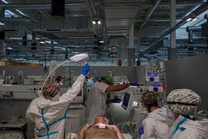 Un equipo médico atiende a un enfermo en el Hospital Isabel Zendal, en Madrid, este martes.