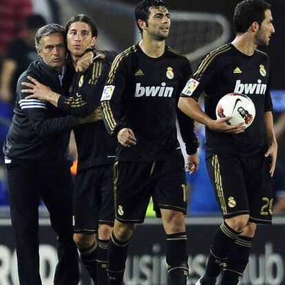 José Mourinho abraza a Ramos tras el partido en Cornellà.