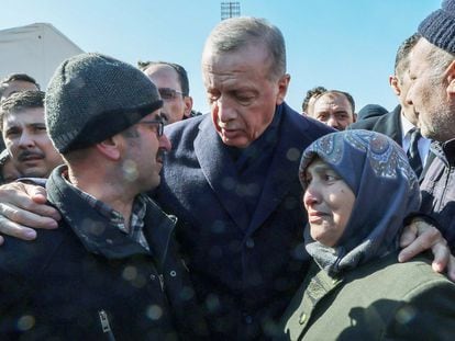 El presidente turco, Recep Tayyip Erdogan, se reúne con civiles afectados por el fuerte terremoto en la frontera turco-siria.