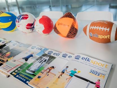 Balones con los que practicar diferentes deportes y catálogos de diferentes años de la empresa de material deportivo Elk Sport.