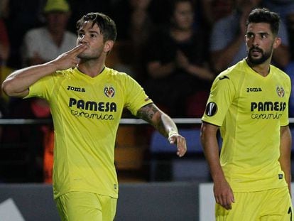 Pato celebra su gol junto a &Aacute;lvaro Gonz&aacute;lez. 