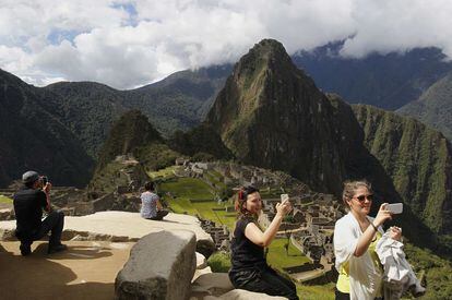 Varios turistas se hacen un 'selfie' en el Machu Picchu.