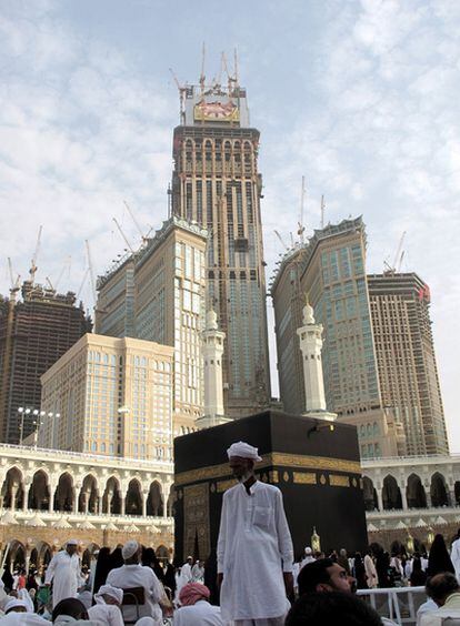 El edificio en construcción sobre el que se erige el reloj gigante será el segundo edificio más alto del mundo.