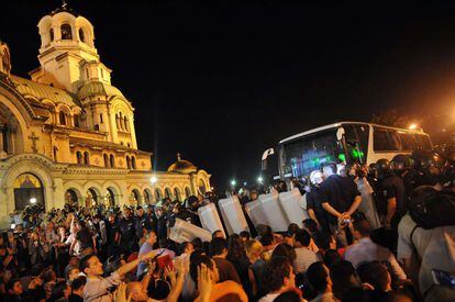 Cientos de personas en el exterior del Parlamento de Sofía donde intentan impedir la salida del autobús con diputados, tres ministros y periodistas que permanecía dentro del Parlamento, 23 de julio de 2013.