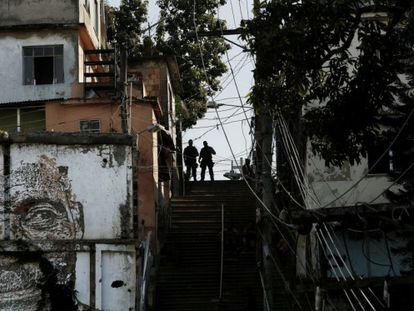 Dos agentes de la policía pacificadora en la favela Morro da Providencia