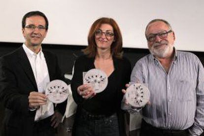 Maite Pagazaurtundúa, junto a los escritores Fernando Savater y Martín Casariego.