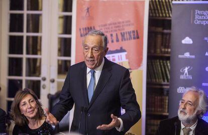 El president de Portugal, Marcelo Rebel·lo de Sousa, en la presentació del llibre entre els periodistes Rosa Cullell i Javier Martín.