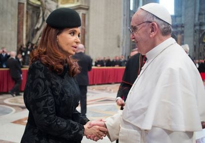La expresidenta de Argentina, Cristina Fernández de Kirchner, saluda al Papa tras la misa de inauguración de su Pontificado en el Vaticano.