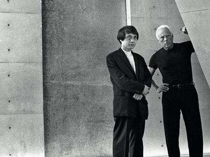 Giorgio Armani y el arquitecto Tadao Ando, durante la inauguración del Teatro Armani de Milán (2001).
