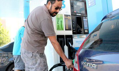 Un usuario llena el depósito de su coche de gasolina en una estación de autoservicio en Madrid.