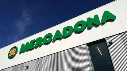 Logo de Mercadona en uno de los supermercados de la compañía.