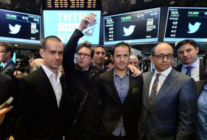De izquierda a derecha: Jack Dorsey, 'Biz' Stone, Evan Williams y 'Dick' Costolo en Wall Street el 7 de noviembre de 2013, fecha de su salida a bolsa.