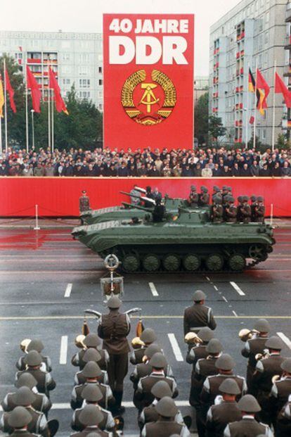 Desfile el 7 de octubre de 1989 en la avenida Carlos Marx de Berlín, en el 40º aniversario de la RDA