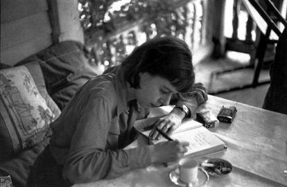 Carson McCullers, dedica uno de sus libros en 1946.