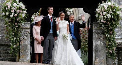 Pippa Midleton y James Matthews tras su boda. A la derecha de la novia su suegro David Matthews.