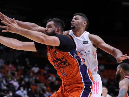 Dubljevic gana un rebote a Tavares. acbphoto