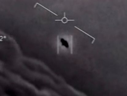 Captura de un vídeo grabado por pilotos de la Armada estadounidense desclasificado en abril de 2020 por el Departamento de Defensa en el que se ve un "fenómeno aéreo sin identificar".