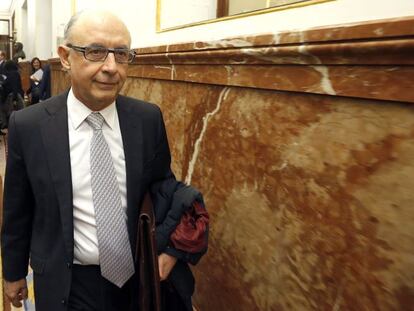 El ministro de Hacienda, Crist&oacute;bal Montoro, a su salida del pleno del Congreso, en una imagen reciente. EFE/Javier Liz&oacute;n