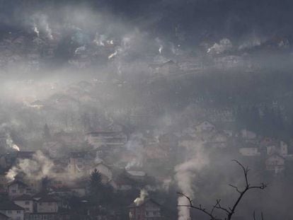 Sarajevo, en invierno, con las calefacciones contaminantes a pleno rendimiento.