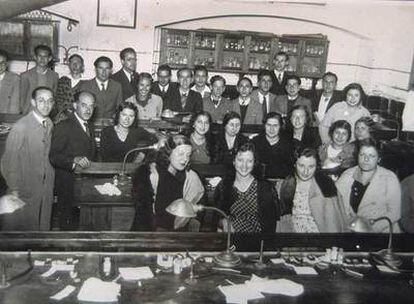 Imagen de un curso de Mineralogía en el Museo Nacional de Ciencias Naturales de Madrid, hacia 1925, expuesta en la Residencia de Estudiantes.